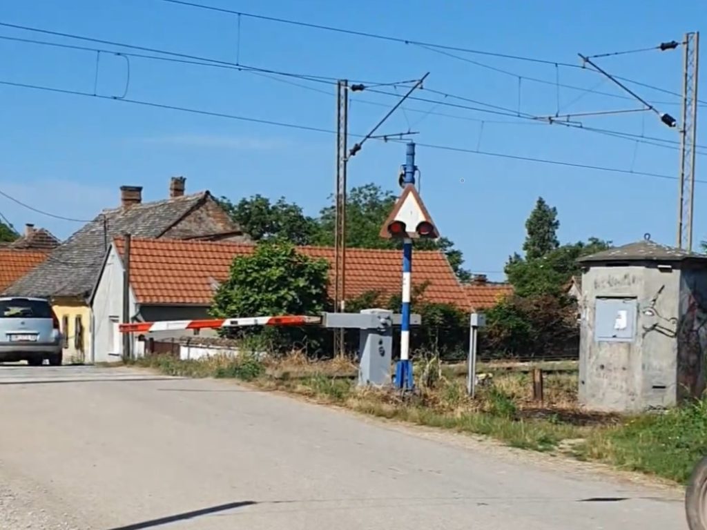 Rampa na pružnom prelazu u Železničkoj ulici u Laćarku
