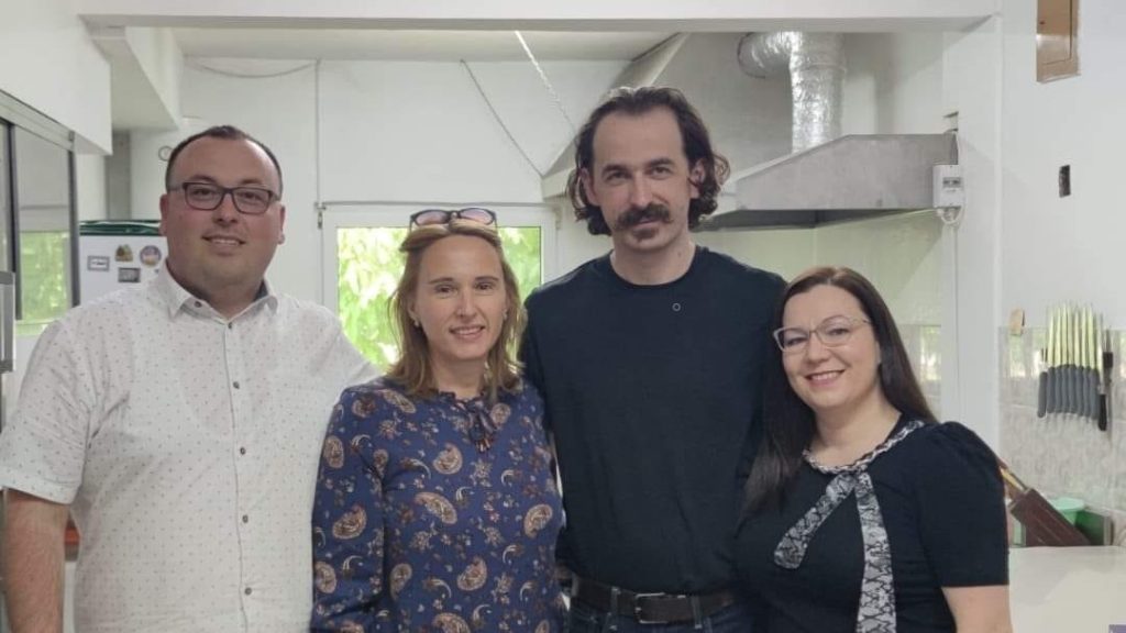 Danijel sa profesorima iz srednje škole